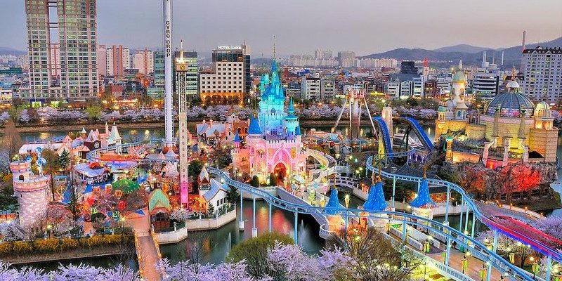 Công viên giải trí Lotte World với quy mô lớn và nhiều trò chơi hấp dẫn đáng để trải nghiệm một lần