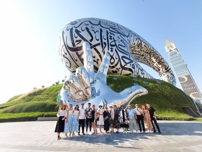 Đoàn khách tham quan bảo tàng ở Dubai