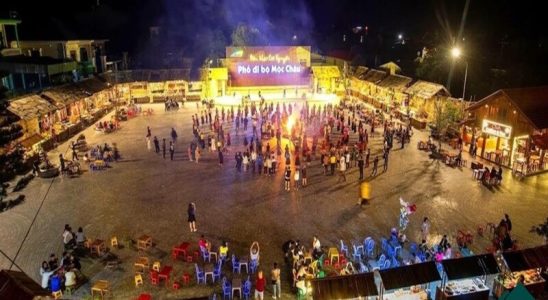 Chợ đêm Mộc Châu với nhiều gian hàng hoạt động nhộn nhịp